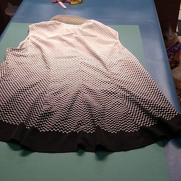 Stylish Black and White Sleeveless 1X Women's Top Cottagecore Grandmacore - Picture 7 of 8